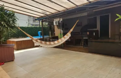 Casa com 5 quartos (3 no térreo), suíte, piscina, 3 vagas, pátio