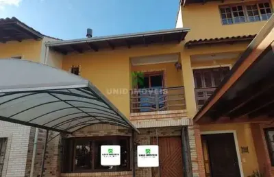 Sobrado é composto por 2 dormitórios, ambos suítes, closet, espaço sótão para 3° dormitório ou escritório, lavabo, living com dois ambientes, espaço