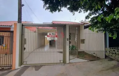 Casa a venda em maringá no jardim atami
a uma quadra da avenida carlos borges.
região de franco desenvolvimento e valorização.
próximo de escola, colégio bom jesus, igreja guadalupe, supermercado e fa