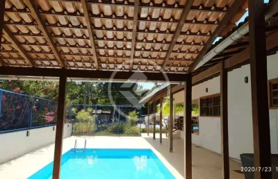 Casa de 4 quartos, com piscina privativa, aréa para churrasco e itens para jogos. codigo: 31653
