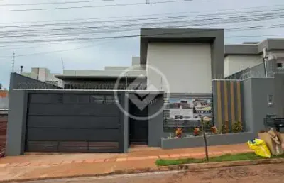 Casa de 162 m² com piscina, suite master e closet agua limpa park codigo: 98534