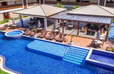 Apartamento 3 suítes térreo condomínio frente mar em itacimrim