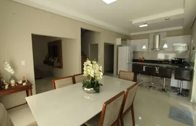 Casa de 290m² à venda no bairro floresta em pouso alegre. 4 dormitórios, área gourmet com jacuzzi e 4 vagas.