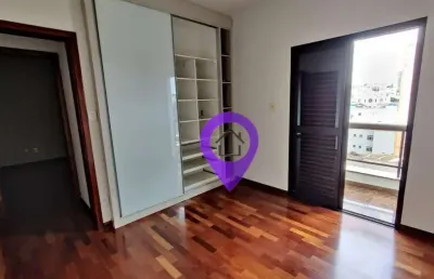 Apartamento de 150m² à venda no edifício veneza, centro de pouso alegre. 3 dormitórios, 1 suíte, vaga coberta e lazer completo.