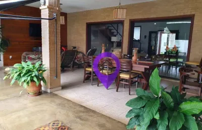 Casa de 400m² à venda no bairro fátima i, pouso alegre. 3 dormitórios, 4 vagas e projeto arquitetônico rústico.