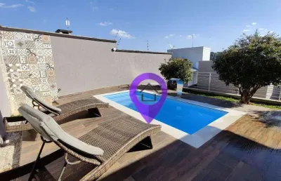 Casa de 238m² à venda em pouso alegre com 3 dormitórios e vista para o cristo. área de lazer independente, piscina e móveis planejados.
