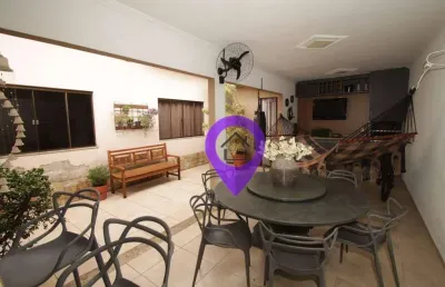 Casa de 192m² à venda em pouso alegre com 3 dormitórios e área gourmet espaçosa.