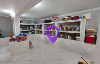 Casa de 281m² em pouso alegre/mg com 3 dormitórios, suíte máster, piscina e área gourmet. localização privilegiada próximo à avenida gastronômica.