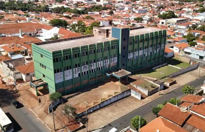 Prédio inacabado, com a finalidade de ser um hospital, com 4.436,00 m² de área  construida - bariri/