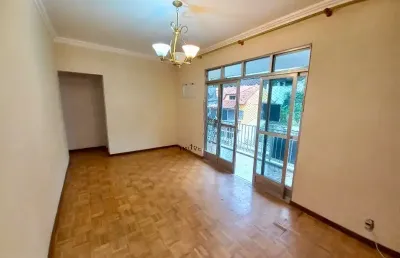 Apartamento com varanda e elevador próximo da rua cambaúba