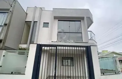 Ótimo sobrado semi-mobiliado bem fechado com muros e grades