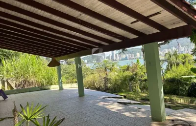 Encontre seu lar dos sonhos em itapema! casa de 3 dormitórios e 1 banheiro. locação, localizado no canto da praia. confira!