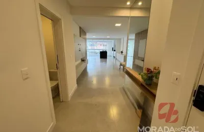 Amplo apartamento com móveis de excelente qualidade