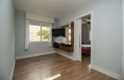 Apartamento de um dormitório, um lance de escadas, reformado e ensolarado á poucos metros do iguatemi!