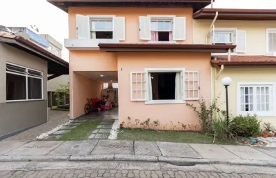 Funcional casa em condomínio para venda com 3 quartos, sendo 1 suíte, 131m²