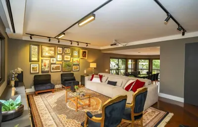Luxuoso apartamento em frente ao clube curitibano no coração d