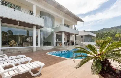 Aluguel anual: casa em condomínio de alto padrão de 4 quartos em balneário camboriú