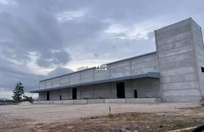 Galpão para locação em porto belo-sc - 3.000m² de área construída, docas para caminhões e pé direto de 10 metros