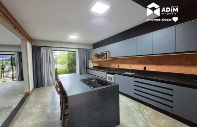Aluguel anual: casa ampla com piscina a 100 metros da praia em itajaí.