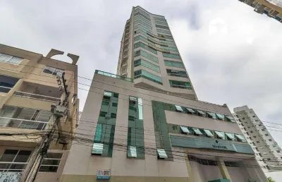 Aluguel anual: apartamento mobiliado 1 suíte + 1 demi suíte, centro de balneário camboriú.