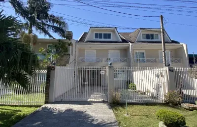 Triplex com quintal e edícula com churrasqueira com muito espaço