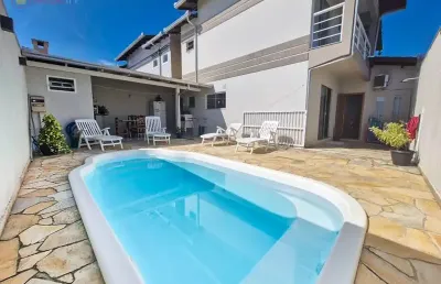 Sobrado de alto padrão com piscina e 03 dormitórios sendo 02 suítes - localizado na meia praia navegantes!!