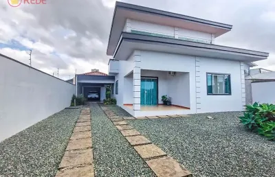 Excelente sobrado no centro, frente mar com 03 dormitórios sendo 02 suítes, ótimo espaço de terreno!!centro - navegantes/sc