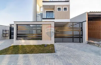 Sobrado triplex novo em sítio cercado: conforto e praticidade