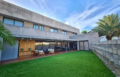 Casa duplex west side boulevard com 570m² e 4 suítes