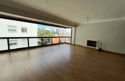 Apartamento reformado para venda possui 181 metros quadrados com 4 suites
