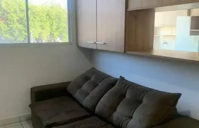 2 dormitórios com armários embutidos, 1 banheiro com box e gabinete, sala com painel, cozinha com armários e gabinete,  condomínio completo
