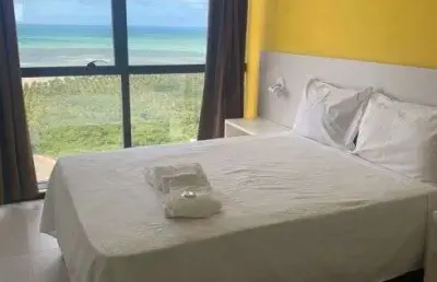 Flat em andar alto, vista mar, 35 m², mobiliado, área de lazer e serviço de hotel completo.