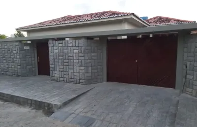 Linda casa com arquitetura moderna e bem conservada em bairro nobre de limoeiro