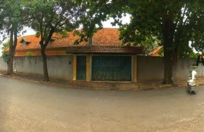 Construção antiga, para demolir e aproveitar o terreno.