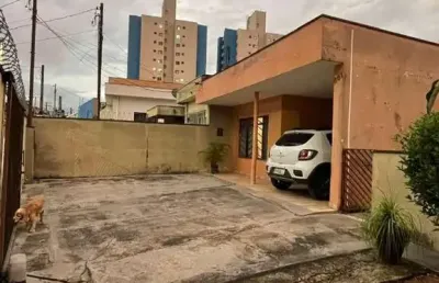 Casa com 2 dormitórios, com terreno amplo na rua varzea paulista vila santanta 2 em jundiaí.