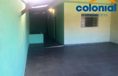 Sobrado com garagem na parte de baixo e 03 quartos.