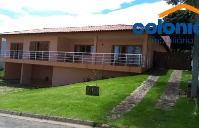 Casa com 4 suítes, sala ampla com 3 ambientes, lavabo, cozinha planejada e vagas