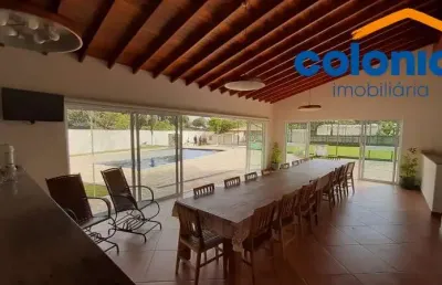 Chácara com 4 quartos, com suíte, salão de  jogos, salão de festas, piscina, churrasqueira, sauna, campo de futebol e várias vagas.