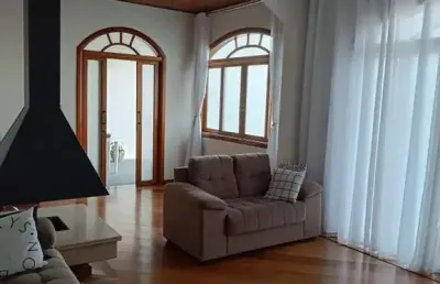Casa ampla com 3 quartos/1 suíte com piscina no jardim estádio.