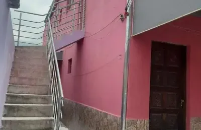 Terreno com 03 casas independentes, ótima opção para investimento.