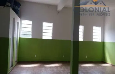 Oportunidade: salão comercial com edícula de 3 cômodos e quintal.