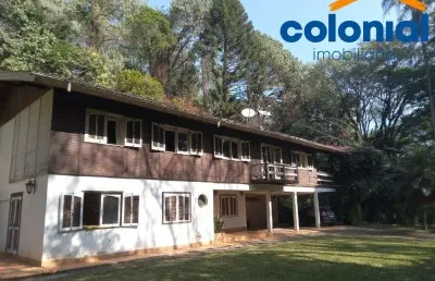 Ótimo investimento: sítio com lagos, área verde e casas.