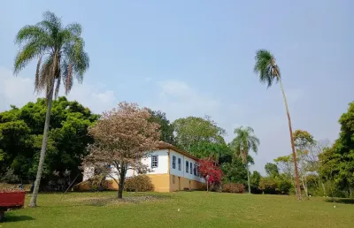 Sítio maravilhoso, casa colonial restaurada, casa moderna, lazer, pomar, muito espaço.