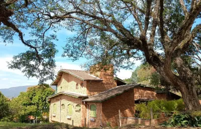 Belíssima casa em condomínio, com 4 suítes, piscina e pomar