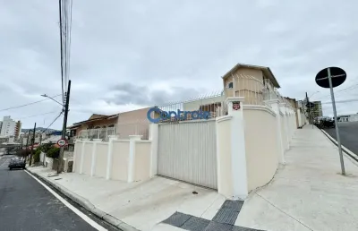 Casa com 3 quartos à venda na josé maykot, 159, estreito, florianópolis por r$ 3.600.000