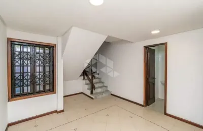 Casa em condomínio com 2 quartos, sendo 1 suíte no bairro tristeza.