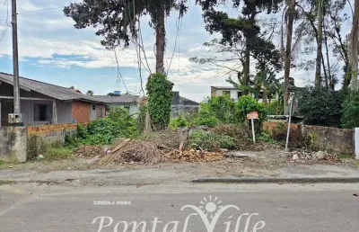 Localização privilegiada: terreno com asfalto e próximo ao comércio local