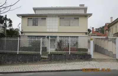 Casa com excelente localização nas mercês, antiga mas muito bem conservada.