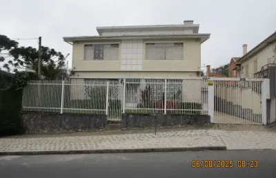 Excelente casa com aptidão para comércio, proxima a hospital, clinicas, mercado, restaurantes, bancos, etc.