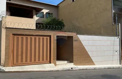 Casa de 4 dormitórios e 2 vagas,  com 294 m2 próximo a avenida no bairro alipinho em coronel fabriciano/mg.